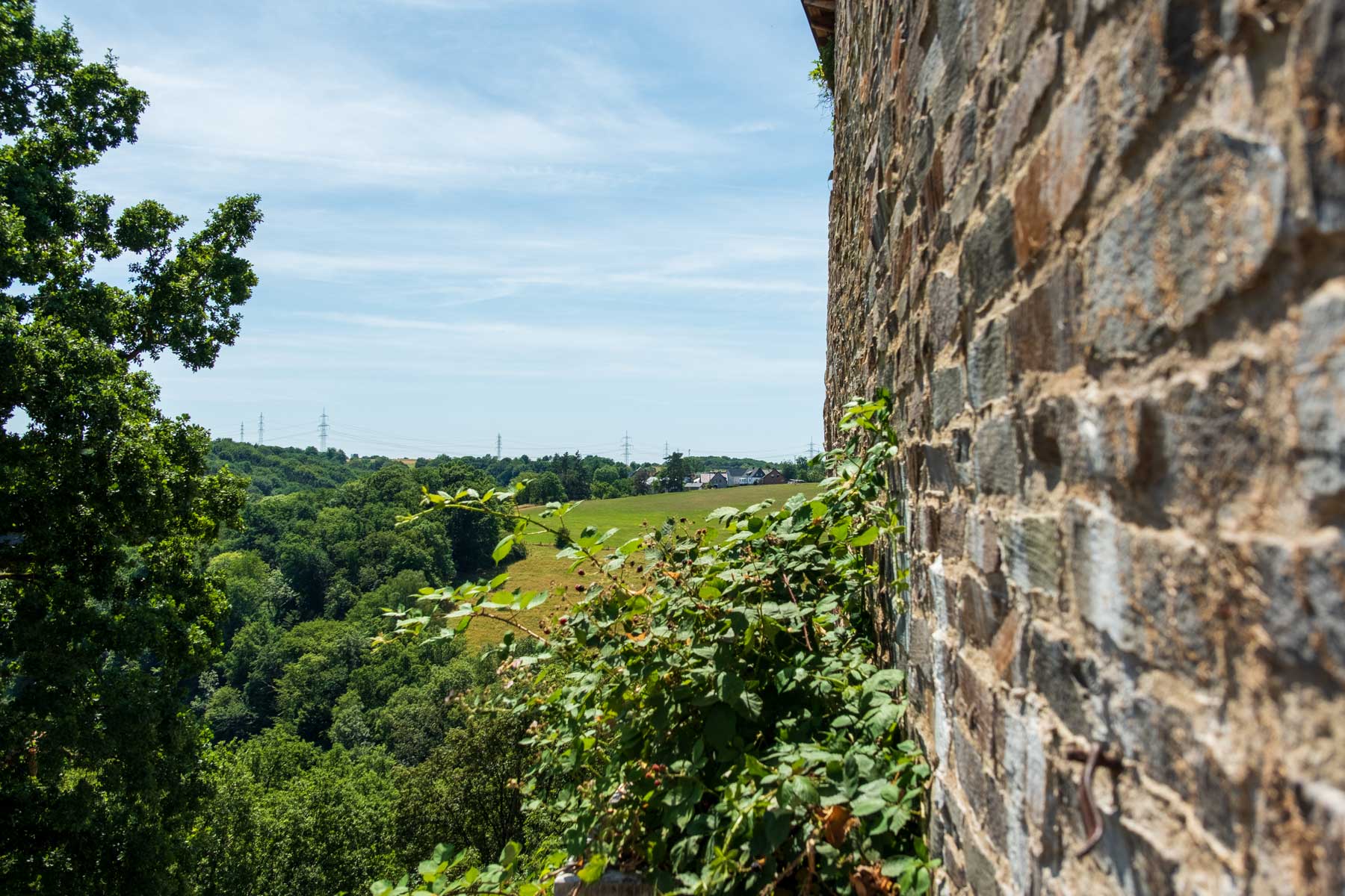 Foto der Kategorie Wandkalender mit Fotos von Reisen und Ausflügen. Aufnahme der Außenmauer der Burg Blankenberg.