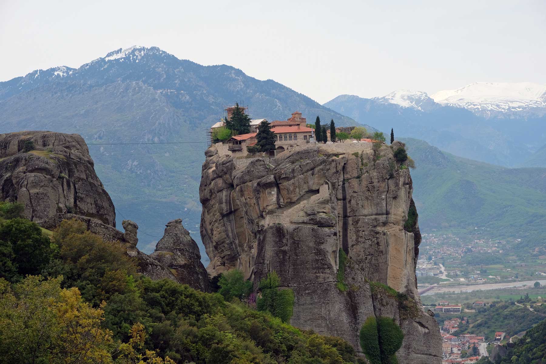 Foto der Kategorie Wandkalender mit Fotos von Reisen und Ausflügen. Außenaufnahme des Meteora Klosters Agia Triada.