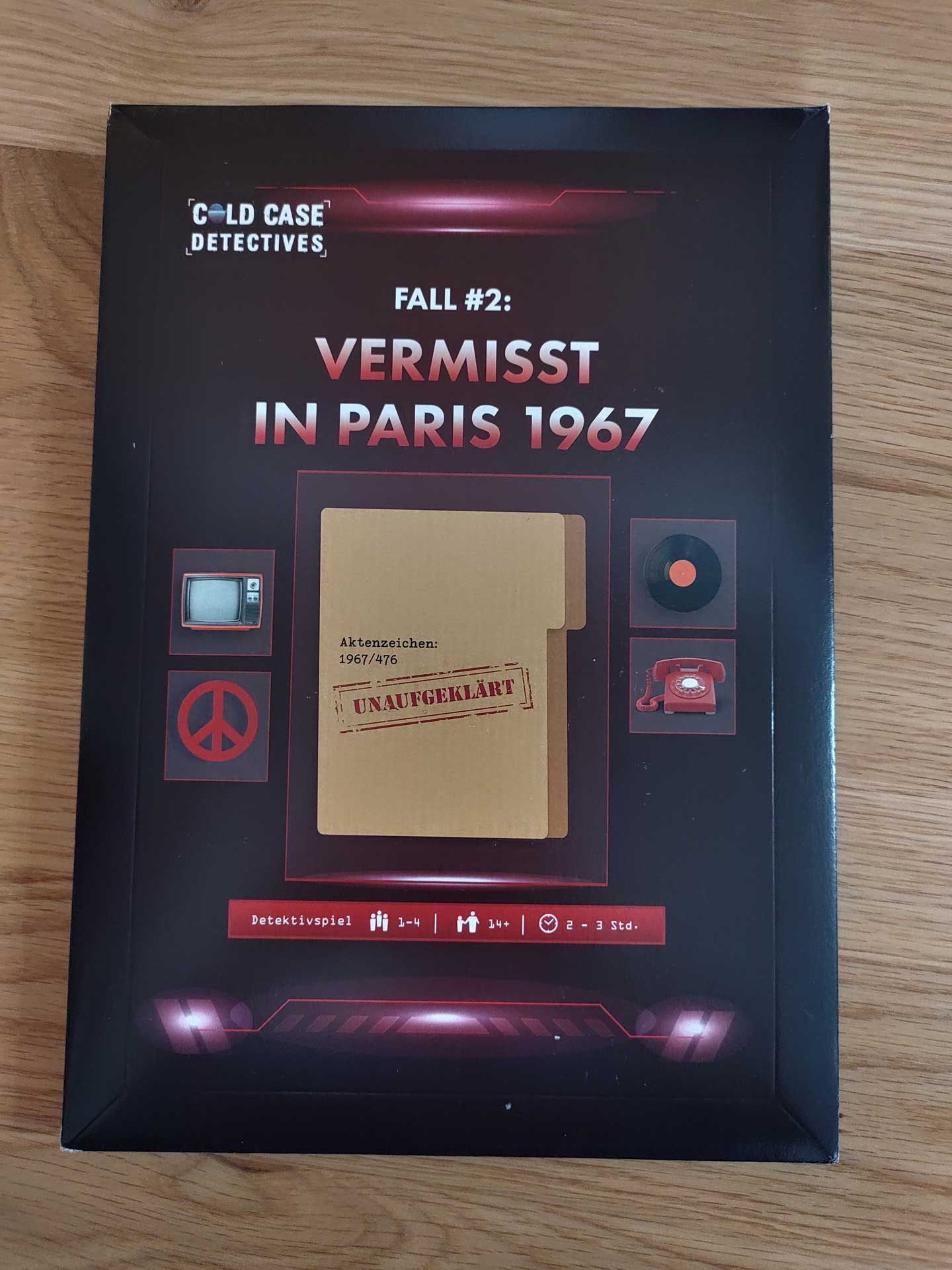 Dieses Mal ermitteln wir in Paris im Jahr 1967. Eine amerikanische Schauspielerin, Elizabeth West, verschwindet aus ihrem Hotelzimmer. Die Begleitumstände sind dabei sehr geheimnisumwoben. Wieder haben wir es mit einem Polizeibeamten zu tun, der zwar eifrig ermittel hat, jedoch kein zufriedenstellendes Ergebnis erzielen konnte. Laurent Bernard konnte den Vermisstenfall einfach nicht aufklären. Deswegen ist es nun wieder an uns, den Cold Case Detectives, den Fall Vermisst in Paris 1967 aufzuklären. Wie schon im vorherigen Fall sind wir dank der Einführung Feuer und Flamme den Fall aufzuklären.