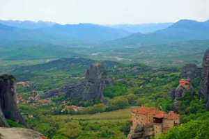 Der Ausblick auf verschiedene Meteora Klöster, Teil des Wandkalenders "Der Norden Griechenlands"