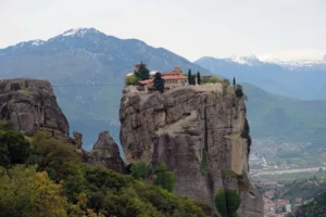 Der Ausblick auf das Meteora Kloster namens Agia Triada. Unter anderem Drehort eines James Bond Films, Teil des Wandkalenders "Der Norden Griechenlands"