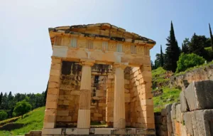 Foto des Schatzhaus der Athener in der Ausgrabungsstätte Delphi, Teil des Wandkalenders "Der Norden Griechenlands"