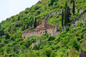 Das Pantanassa Kloster, welches von sieben Nonnen bewohnt ist, Teil des Wandkalenders "Von Olympia über Messene nach Mystras"