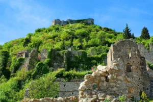 Die Festung auf der Spitze des Berges in Mystra, Teil des Wandkalenders "Von Olympia über Messene nach Mystras"