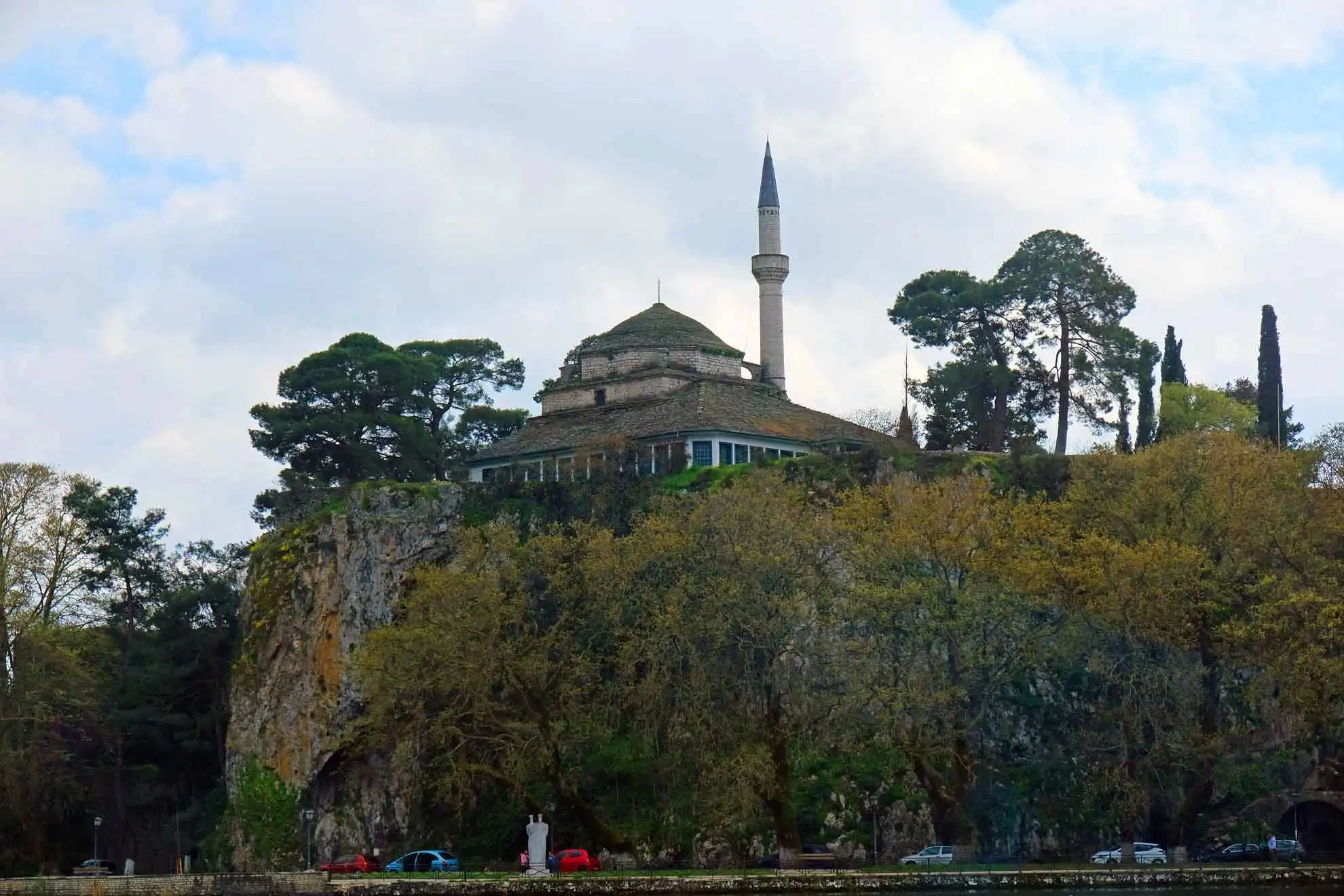 Blick vom Pamvotida-See auf die Aslan-Pascha-Moschee, Teil des Wandkalenders "Der Norden Griechenlands"