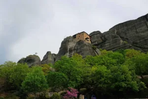 Der Blick auf eins der schönsten Meteora Klöster namens Agios Nikólaos Anapavsás, Teil des Wandkalenders "Der Norden Griechenlands"