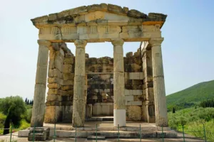 Das Heroon der Familie der Saithidae, Teil des Wandkalenders "Von Olympia über Messene nach Mystras"