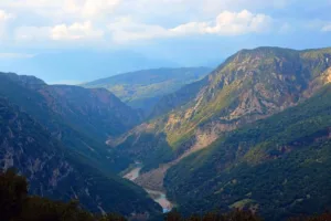 Der Ausblick ins Tal mit dem Fluss Kalarritikos, Teil des Wandkalenders "Der Norden Griechenlands"