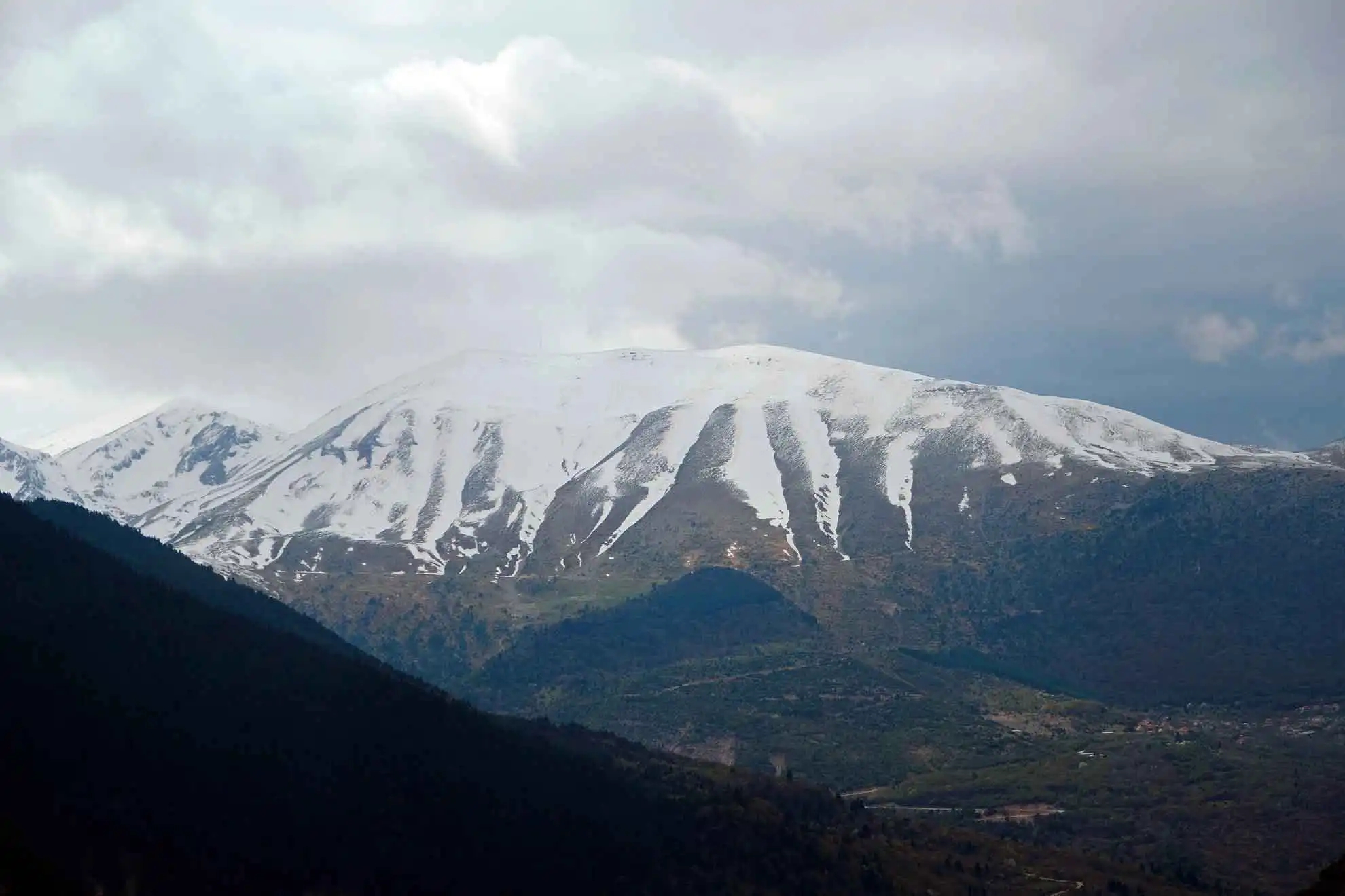 Der Blick auf das verschneite Pindosgebirge, Teil des Wandkalenders "Der Norden Griechenlands"