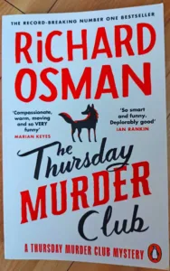 Das Cover von Richard Osman - Der Donnerstagsmordclub. Mit der Abbildung eines Fuchses.