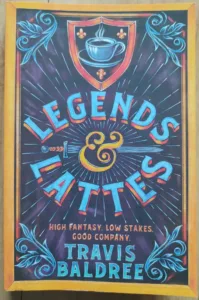 Das Cover des Buchs Legends & Lattes von Travis Baldree zeigt ein Schwert und einen Kaffee.