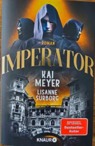 Auf dem Cover des Buchs "Imperator" von Kai Meyer und Lisanne Surborg sind drei maskierte Personen sowie ein altes Bauwerk abgebildet.