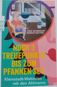 Auf dem Cover des Buchs "Noch 3 Treuepunkte bis zum Pfannen-Set" von Sina Scherzant und Marius Notter ist Achim Ahlmann auf der Terasse im Gartenstuhl sitzend abgebildet.