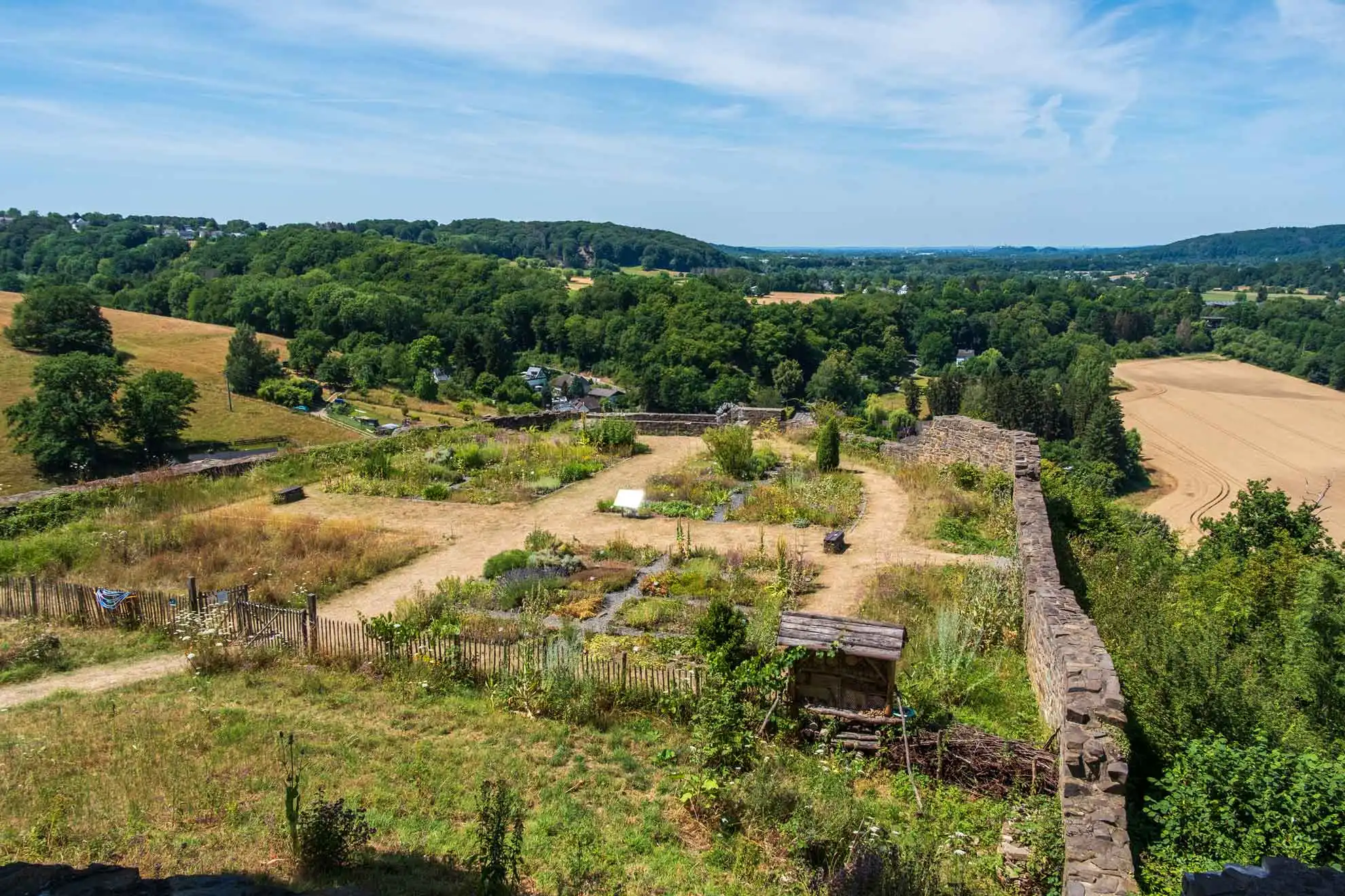 Der Kräutergarten der Burg, Teil des Wandkalenders "Blankenberg Burg und Stadt"