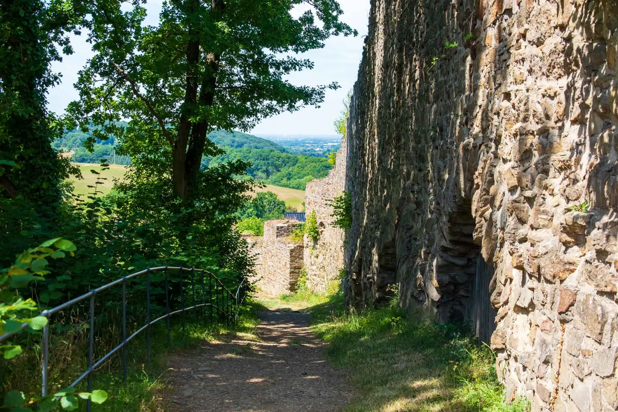 Wanderweg an der Stadtmauer vorbei, Teil des Wandkalenders "Blankenberg Burg und Stadt"