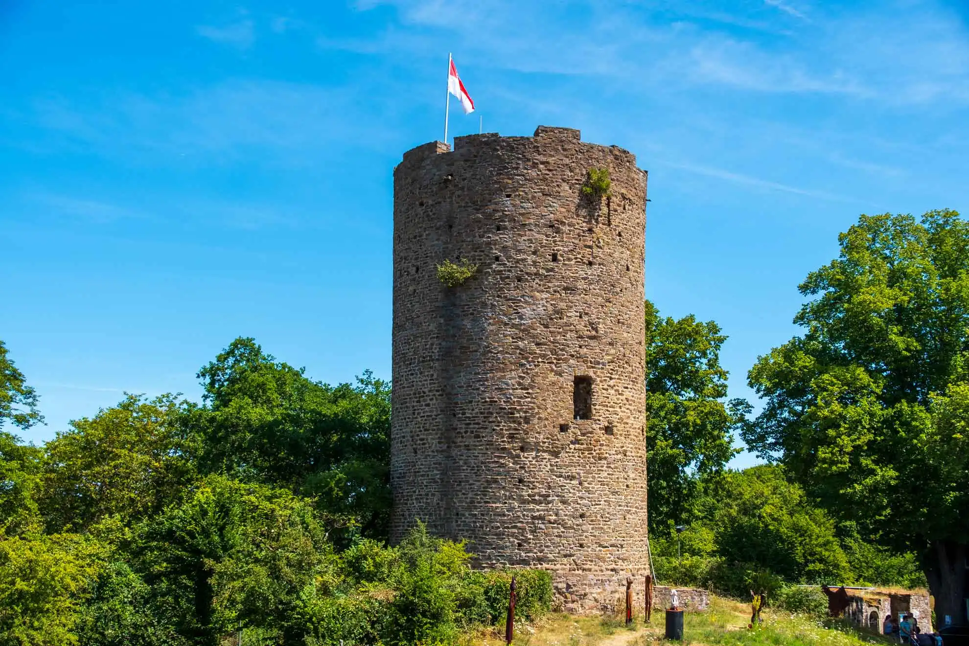 Der Bergfried der Burg, Teil des Wandkalenders "Blankenberg Burg und Stadt"