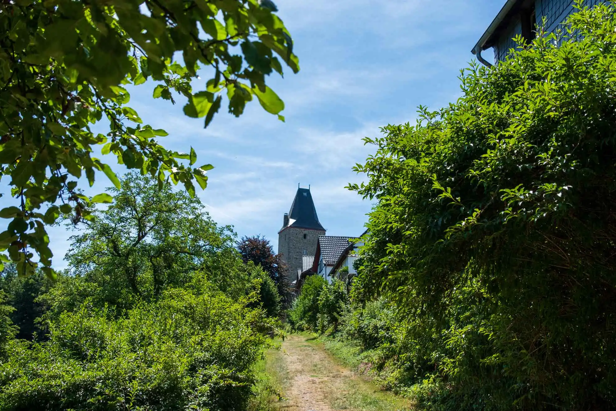 Das Stadttor in der Ferne, Teil des Wandkalenders "Blankenberg Burg und Stadt"