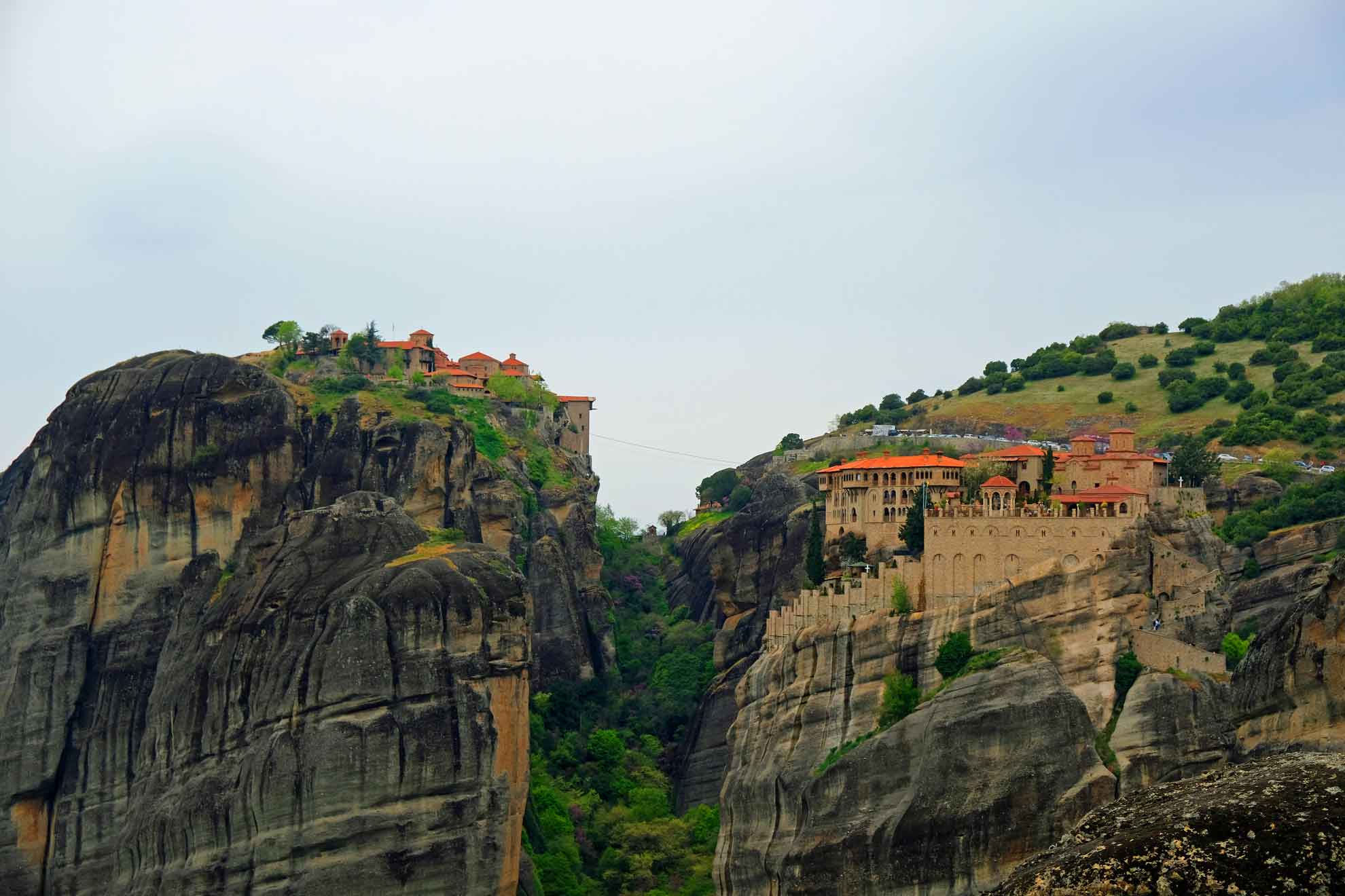 Der Ausblick auf verschiedene Meteora Klöster, Teil des Wandkalenders "Wunderschöne Highlights der griechischen Antike"