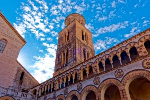 Glockenturm Cattedrale di Santa Maria degli Angeli, San Matteo e San Gregorio VII, Teil des Wandkalenders "Historisches am Golf von Neapel"