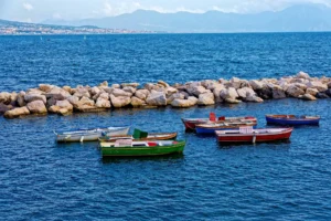 Boote im Hafen Neapels, Teil des Wandkalenders "Neapel - Wunderschöne Ansichten der italienischen Küstenstadt"