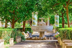 Zentraler Brunnen im Innenhof des Klosters Santa Chiara, Teil des Wandkalenders "Highlights am Golf von Neapel"