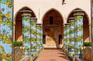 Stützen mit ornamentalen Majolikabildern im Kloster Santa Chiara, Teil des Wandkalenders "Neapel - Wunderschöne Ansichten der italienischen Küstenstadt"