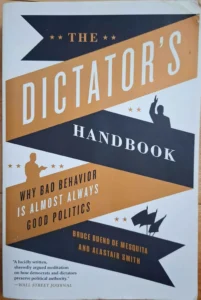 Das Cover des Romans "The Dictator's Handbook Why Bad Behavior is Almost Always Good Politics" von Mesquita und Smith zeigt verschiedene Stilisierungen des Politikbetriebes.