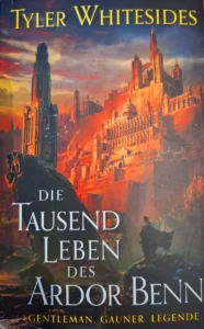 Das Cover des Romans "Die Tausend Leben des Ardor Benn" von Tyler Whitesides zeigt die Hauptfigur, wie sie auf eine Stadt blickt.