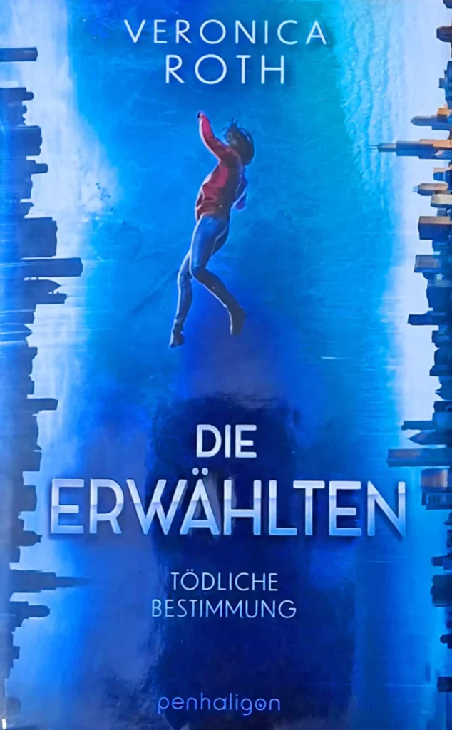 Das Cover des Romans "Die Erwählten Tödliche Bestimmung" von Veronica Roth zeigt eine Person, die zwischen zwei Welten schwebt.