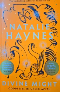 Natalie Haynes - Divine Might Das Cover des Romans "Divine Might" von Natalie Haynes zeigt ein stilisiertes Murder-Board.
