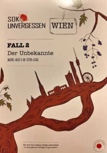 Stories by Xenia Soko Unvergessen Fall 2 Der Unbekannte Die Verpackung des Fall Nr. 2 "Der Unbekannte" von Stories by Xenia zeigt eine stilisierte Ansicht von Wien in Baumgestalt.