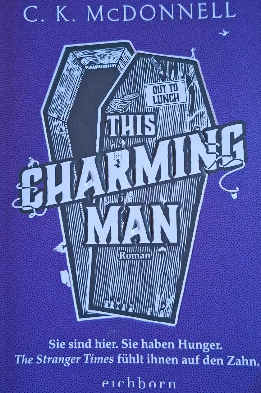 C. K. McDonnell - This Charming Man (Stranger Times 2) Das Cover des Romans "This Charming Man (Stranger Times 2)" von C. K. McDonnell zeigt einen Sarg mit eindeutigem Statement.