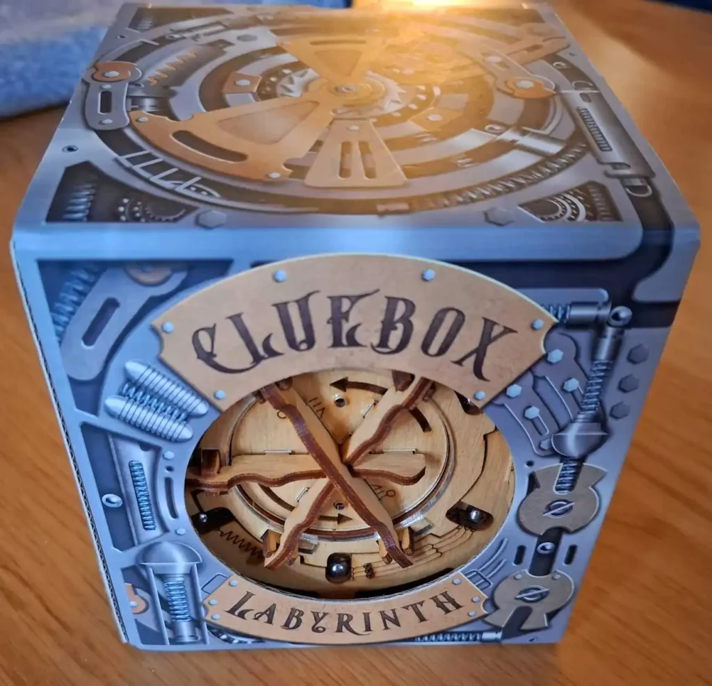 iDventure Cluebox Cambrigde Labyrinth Das Bild zeigt die Cluebox "Cambrigde Labyrinth" aus Holz von iDventure.