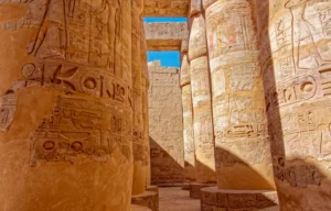 Reich verzierte Säulen (Karnak), Teil des Wandkalenders "Monumente der Ewigkeit - von Wesiren bis zu Cäsaren in Ägypten"