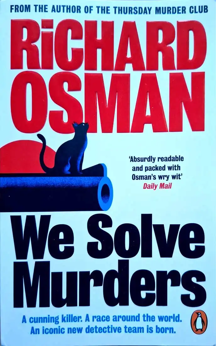 Das Cover des Romans "We Solve Murders" von Richard Osman zeigt die stilisierte Darstellung einer Katze, die auf dem Lauf eines Revolvers sitzt.